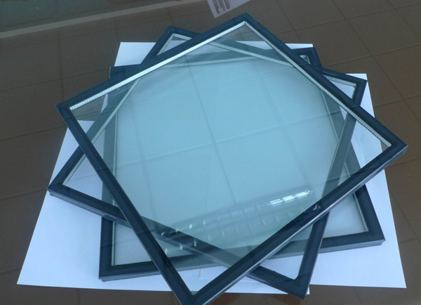 衛(wèi)生間隔斷門(mén)鋼化玻璃的選擇和注意事項(xiàng)